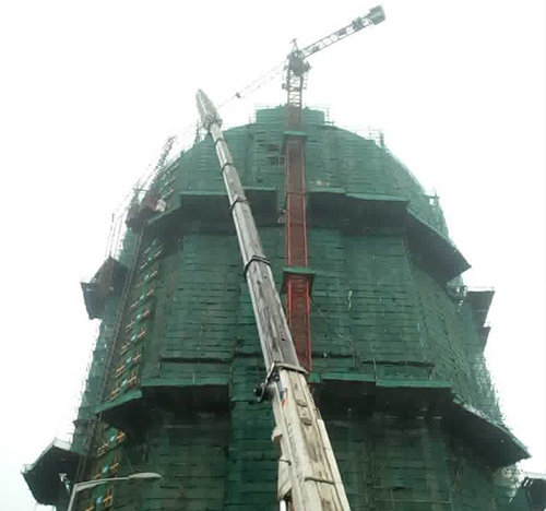 宛城吊车在工地上作业